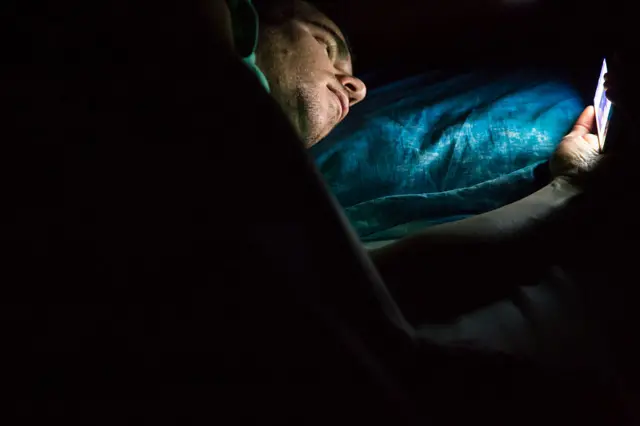 પ્રતીકાત્મક તસવીર મોબાઇલ સેક્સ્ટૉર્શન સોશિયલ મીડિયા