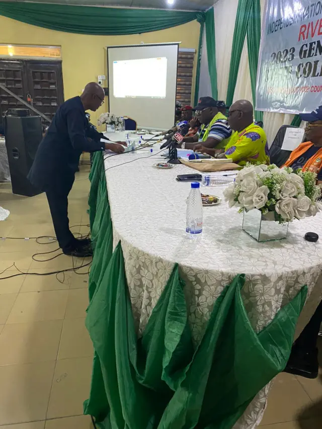 Obio Akpor LGA collation Officer dey present di result sheet