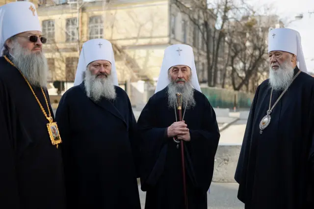 Группа священников УПЦ у Офиса президента Украины на Банковой в понедельник