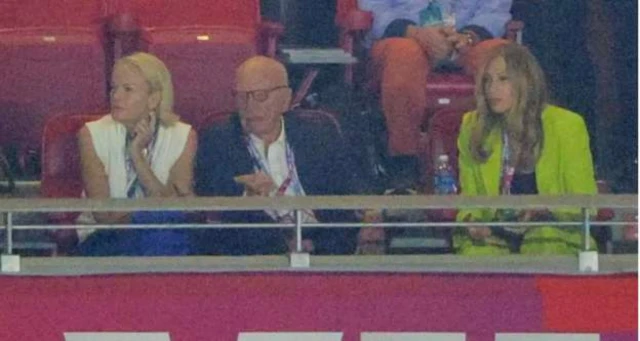 રૂપર્ટ મર્ડૉક પોતાનાં પુત્રી સાથે