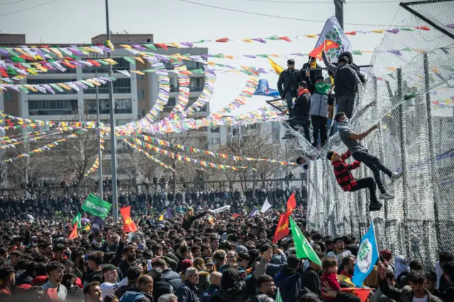 Diyarbakır'da dünkü Nevruz kutlamalarında saldırıya uğradıklarını belirten LGBTİ+ oluşumundan açıklama: "Nevruz bizlerin de değeridir ve alanlar herkes kadar bizim de alanımızdır"