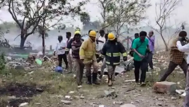 బాధితులను తరలిస్తున్న అగ్నిమాపక సిబ్బంది
