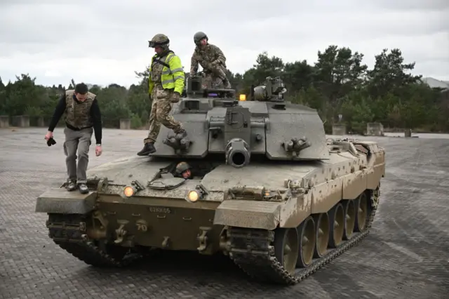 Украинские военные учатся воевать на британских танках Challenger-2, к которым будут поставлены снаряды с обедненным ураном