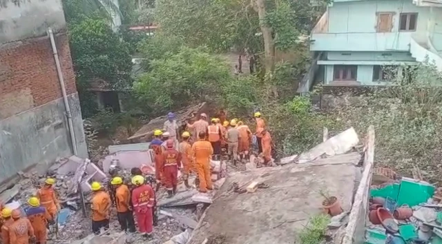 కూలిన భవనం వద్ద సహాయ చర్యలు