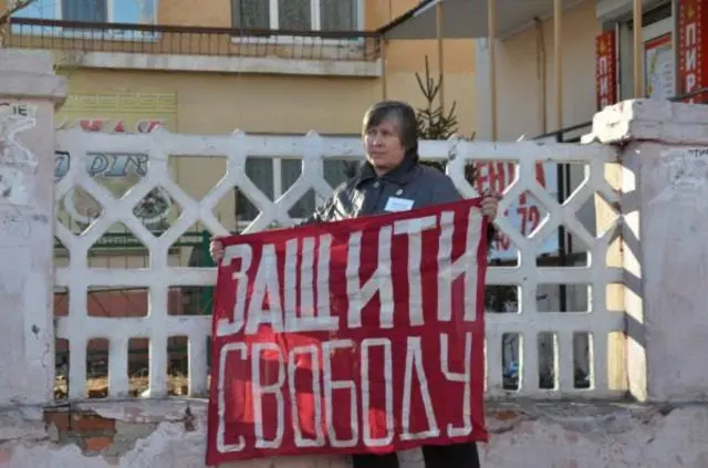 женщина с плакатом
