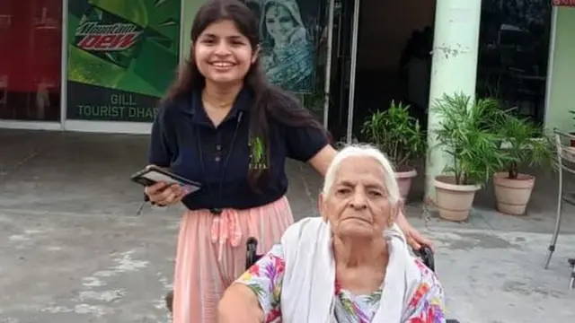 हर्षिता अपनी दादी के साथ.