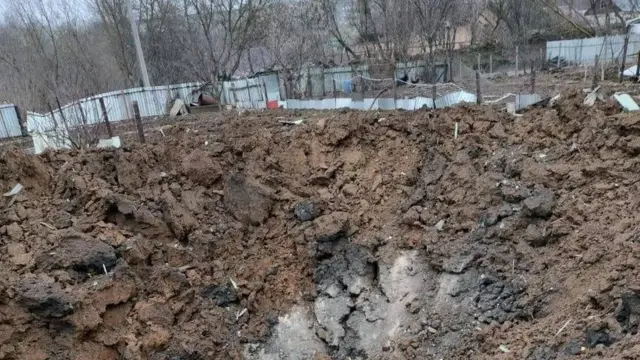 Воронка на месте взрыва дрона