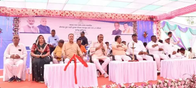 मंच पर बीजेपी सांसद, विधायक के साथ शैलेश भट्ट