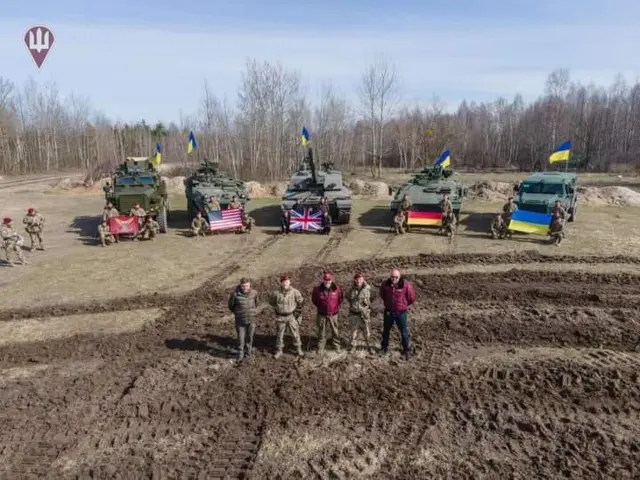 Резников опубликовал фотографию с образцами нового вооружения украинской армии