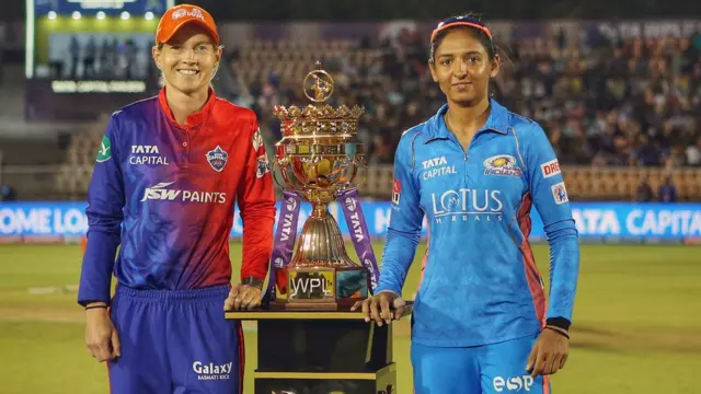 डेल्ही कैपिटल की स्किपर मेग लैनिंग और मुंबई इंडियन की स्किपर हरमनप्रीत कौर