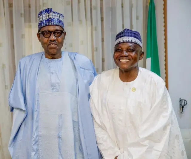 Garba Shehu tare da Shugaba Buhari