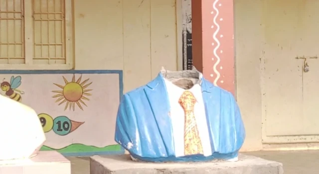 ధ్వంసమైన అ్ంబేడ్కర్ విగ్రహం