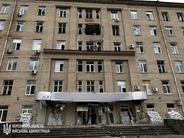 здание после обстрелов