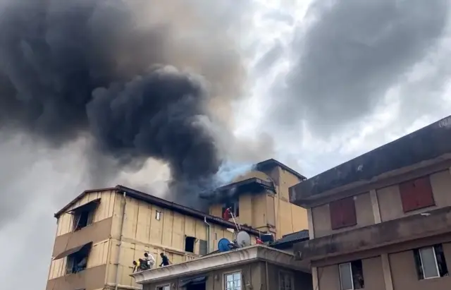 Ọkụ na-agba n'ahịa Balogun