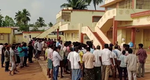 గుగూడిన జనం