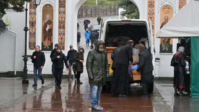 насельники Лавры вывозят из нее свое имущество