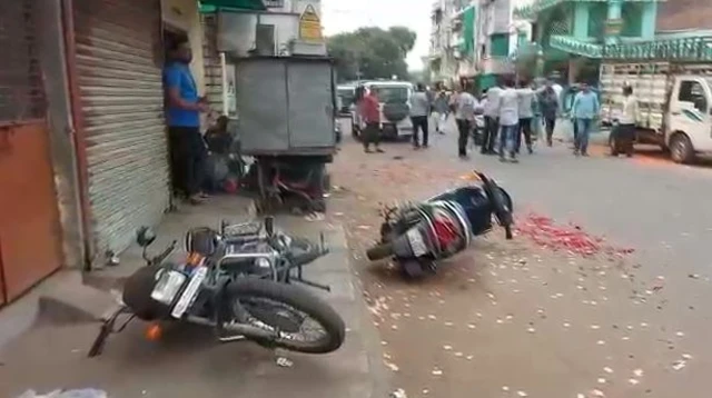 પથ્થરમારાની ઘટનાની તસવીર