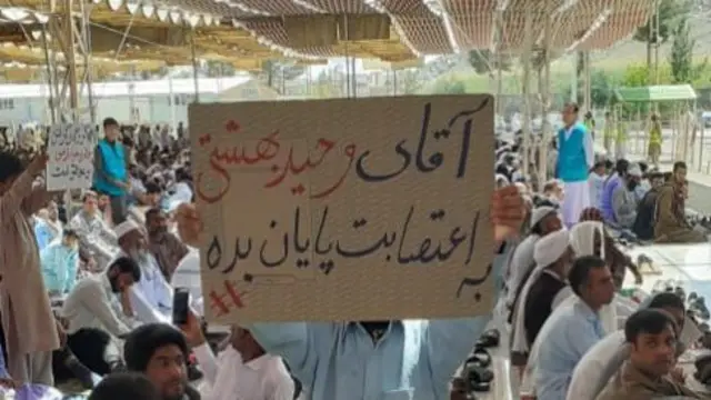 درخواست از وحید بهشتی، معترضی که در لندن اعتصاب غذا کرده است برای پایان دادن به اعتصاب غذایش