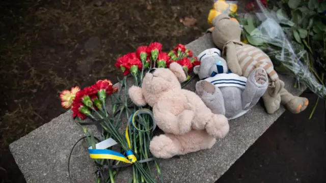 Стихийный мемориал у разрушенного российской ракетой дома в Днепре