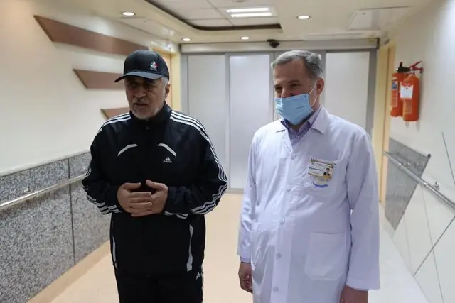 حمید سجادی (نفر چپ) در سانحه سقوط هلی کوپتر دچار خونریزی مغزی شده بود