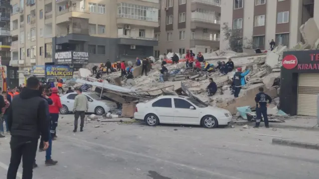 Bazı araçların binanın altında kaldığı görülüyor