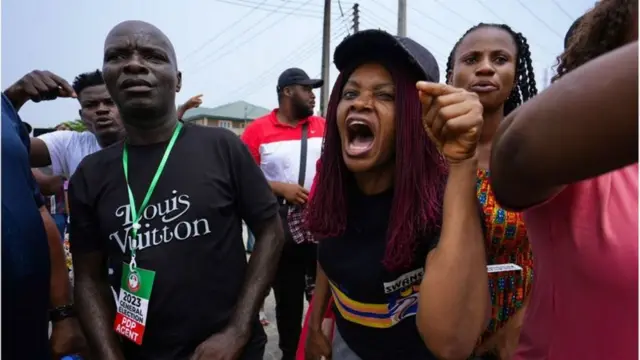 Voter dey para for polling unit for Amuwo Odofin