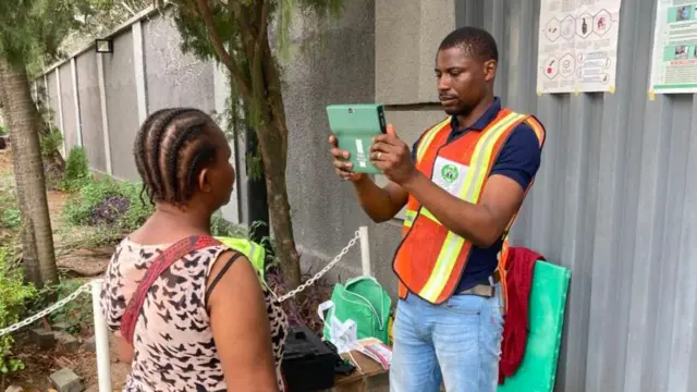 Onyeọrụ Inec ji igwe BVAS enyocha onye bịara ịtụ vootu