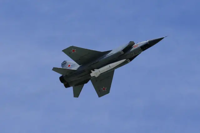 Истребитель МиГ-31 с ракетой "Кинжал"