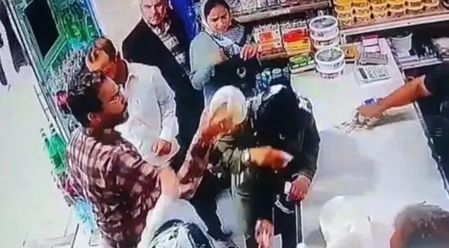 ویدیوی حمله یک مرد با که ظرف ماست را در یک فروشگاه روی دو زنی که حجاب اجباری ندارند، خالی می کند، خبرساز شده