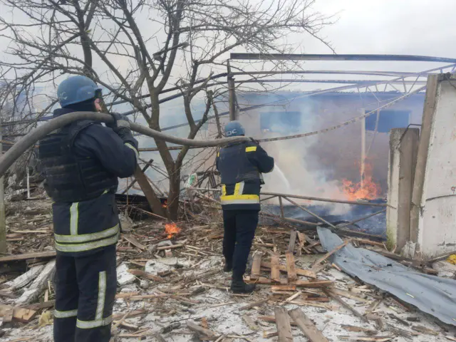 пожарные и разрушенный дом