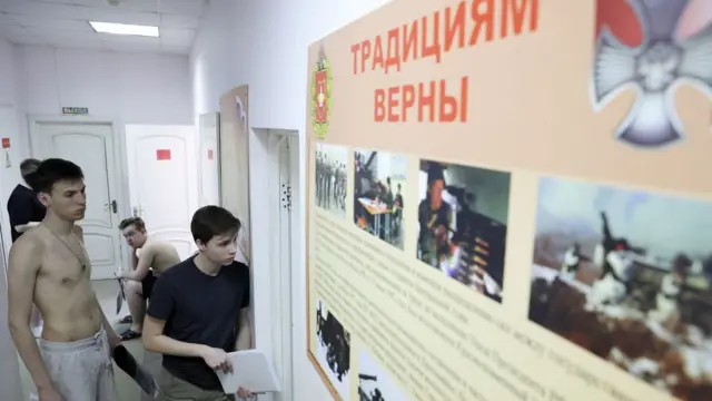 Призывники в военкомате