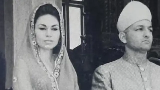 अपनी पहली बेग़म के साथ नवाब मुकर्रम जाह