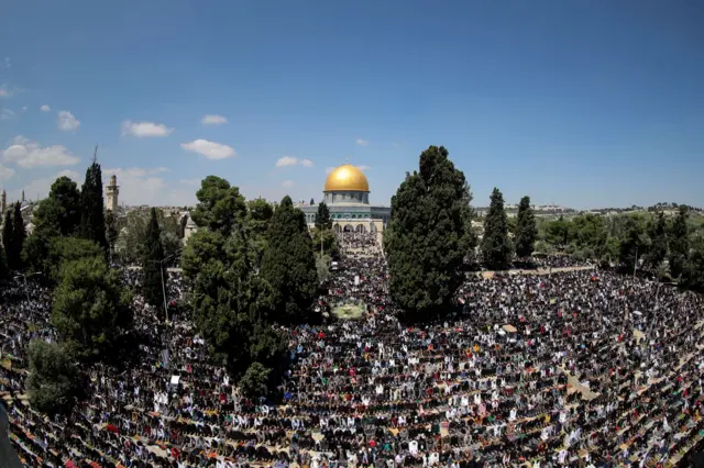 مصلون فلسطينيون يؤدون الصلاة في المسجد الأقصى
