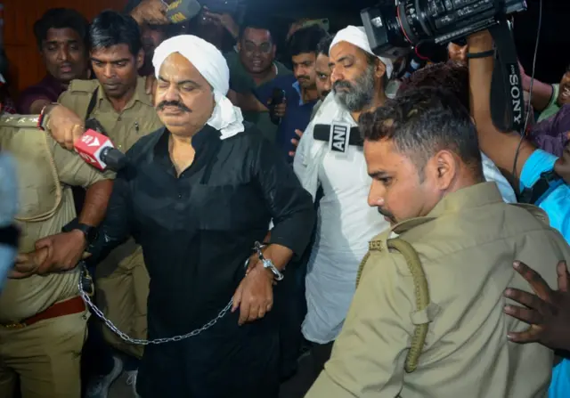 हत्या से ठीक पहले पुलिस सुरक्षा में अतीक़ अहमद और उनके भाई अशरफ़