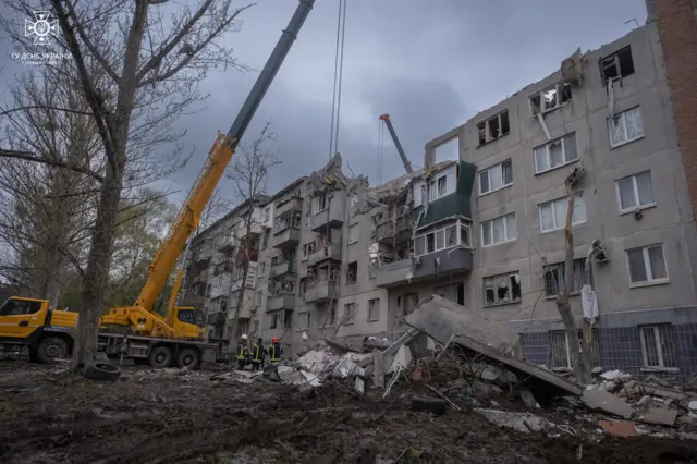 ГСЧС Донецкой области публикует фотографию разбора завалов