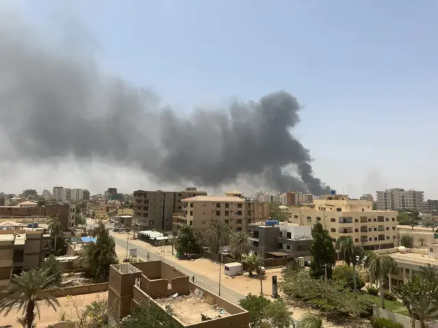 تبادل الاتهامات بين الجيش السوداني وقوات الدعم السريع بشأن المسؤولية عن بدء الاشتباكات