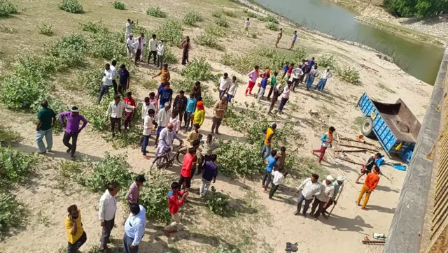 ट्रैक्टर ट्राली के गर्रा नदी में पलटने से 15 लोगों की मौत