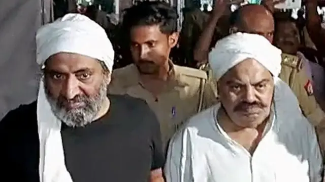 अतीक़ अहमद (दाएं) और उनके भाई अशरफ़ अहमद