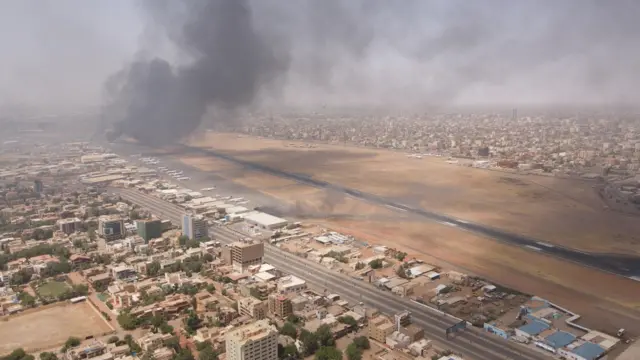 أعمدة الدخان تتصاعد فوق الخرطوم، جراء اشتباك الجيش السوداني وقوات الدعم السريع