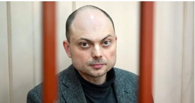 रूस के विपक्षी राजनीतिक कार्यकर्ता कारा मुर्ज़ा को 25 साल की सजा