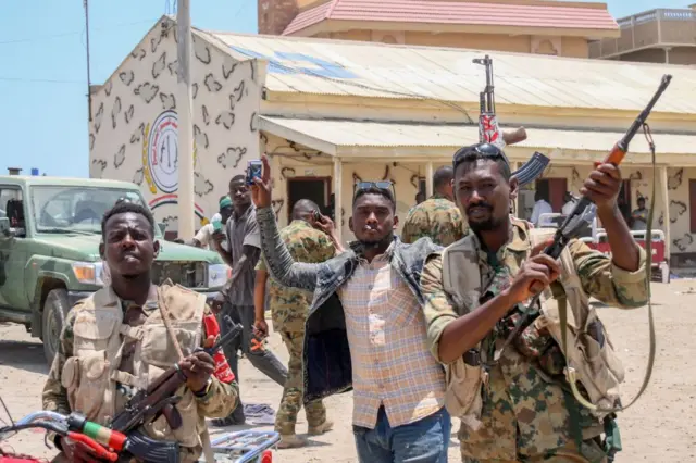 جنود في الجيش السوداني داخل معسكر لقوات الدعم السريع في ولاية البحر الأحمر فى بورتسودان ( صورة التقطت في 16 أبريل / نيسان الجاري)