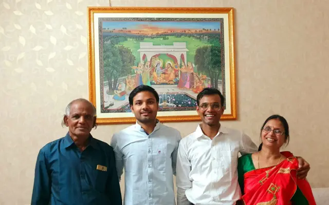 अपने परिवार के साथ अनुराग मालू (चश्मा पहने हुए).