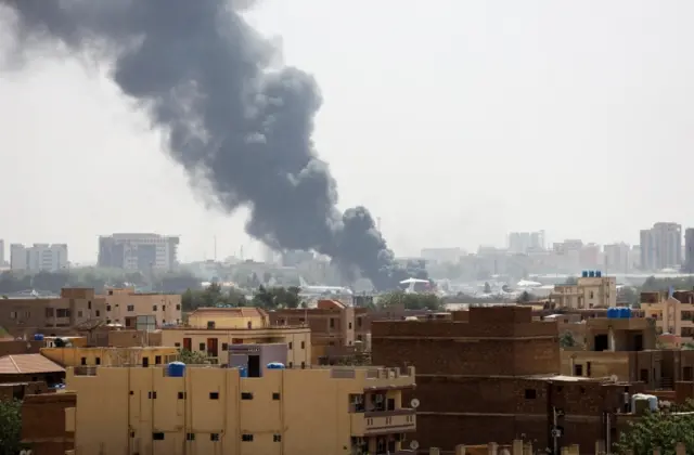 دخان يتصاعد من طائرات اشتعلت فيها النيران مع استمرار الاشتباكات في السودان