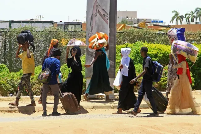 مواطنون فارون من القتال فى جنوب العاصمة السودانية الخرطوم
