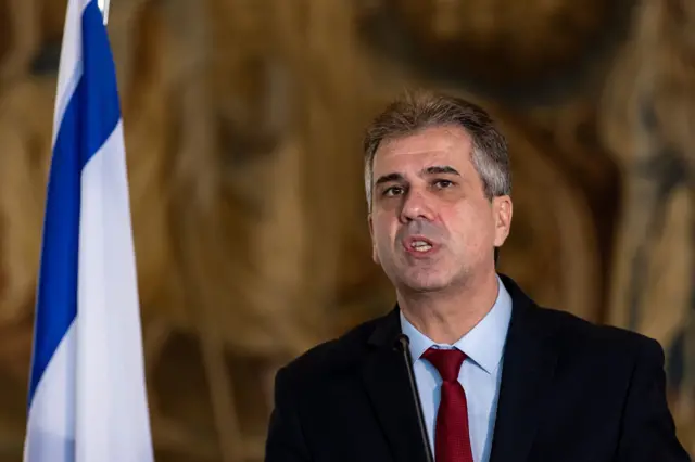 وزير الخارجية الإسرائيلي إيلي كوهين يلقي كلمة في مؤتمر صحفي