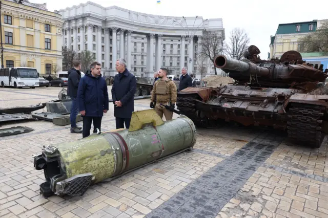 Столтенберг посетил выставку захваченной российской техники в центре Киева