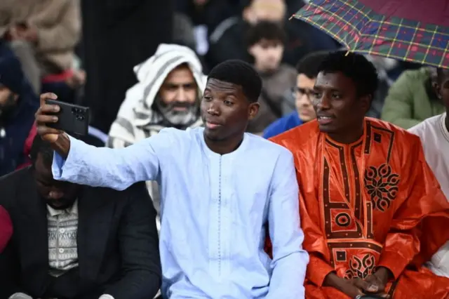 Ndị Mọslem na-ese onwe ha foto n’emume Eid al-Fitr na Turin, Italy.