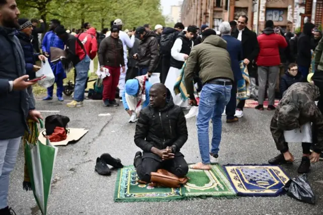 Mgbe ndị Mọslem kpechara ekpere n’oge Eid al-Ftr na Turin, Italy.