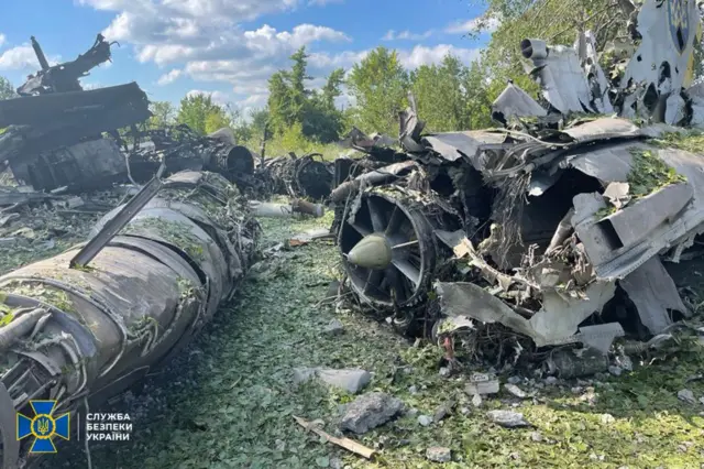 СБУ опубликовала фотографии уничтоженных на аэродроме самолетов и другой техники