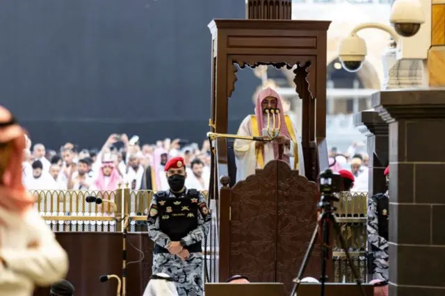 Ndị ọrụ nchekwa Saudi Arabia nọ n’akụkụ Imam ka ọ na-edu n’ekpere n’ụlọ okpukpere Grand Mosque dị n’obodo nsọ Mecca n’ụbọchị mbụ nke Eid al-Fitr.
